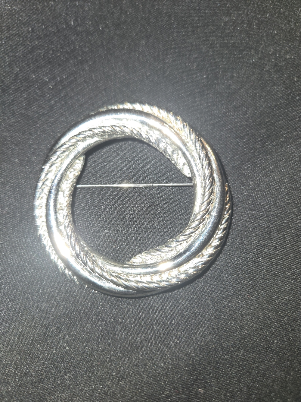 Vintage Silvertone Interlocking Circle Wreath Brooch Pin Textured Rope Infinity